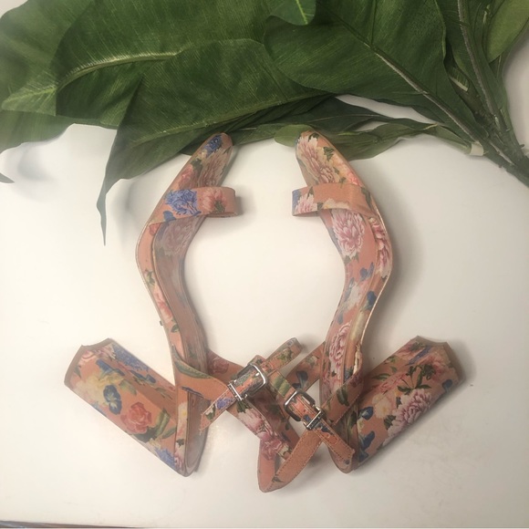 Gianni Bini Floral Block Heel Sandal - Picture 4 of 8